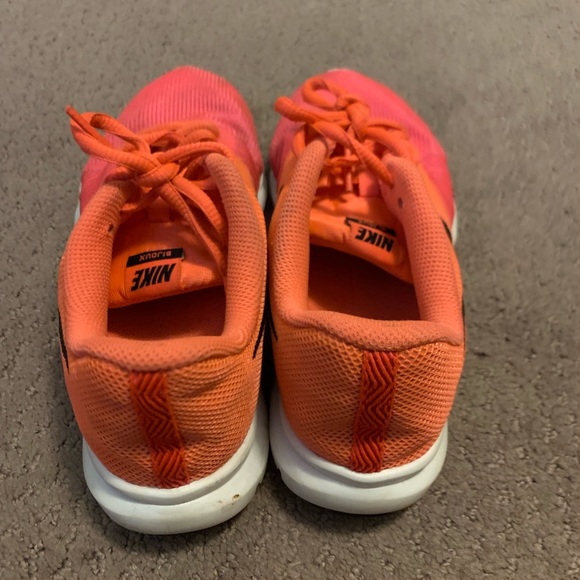 Girls Nike size 4 sneakers - Picture 3 of 5